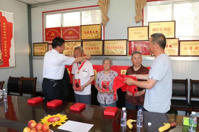 走訪慰問老黨員 深入實際學(xué)黨史—— 市政府國資委慰問泓源公司老黨員、困難黨員(圖2)