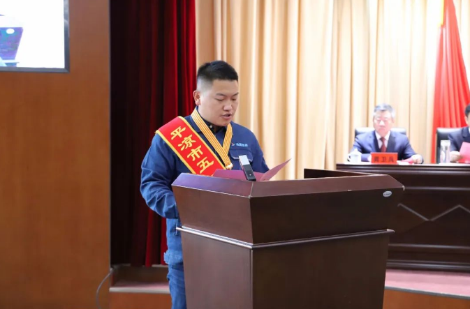 喜報(bào)！市產(chǎn)投集團(tuán)員工楊李榮獲2022年平?jīng)鍪形逡粍趧?dòng)獎(jiǎng)?wù)?圖2)